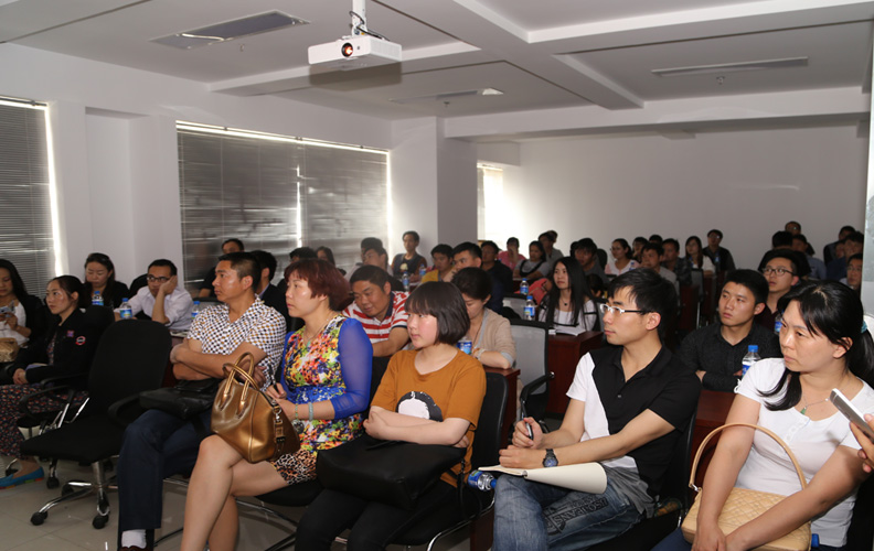 2015年4月18日，云南天度集團天貓?zhí)詫氝\營沙龍在云紡國際商廈A座18樓舉行，全國知名淘寶運營人士現(xiàn)場進行了分享和講解，數(shù)十名淘寶及天貓店主參加了本次沙龍，場面異常火爆，連走廊都坐滿了人