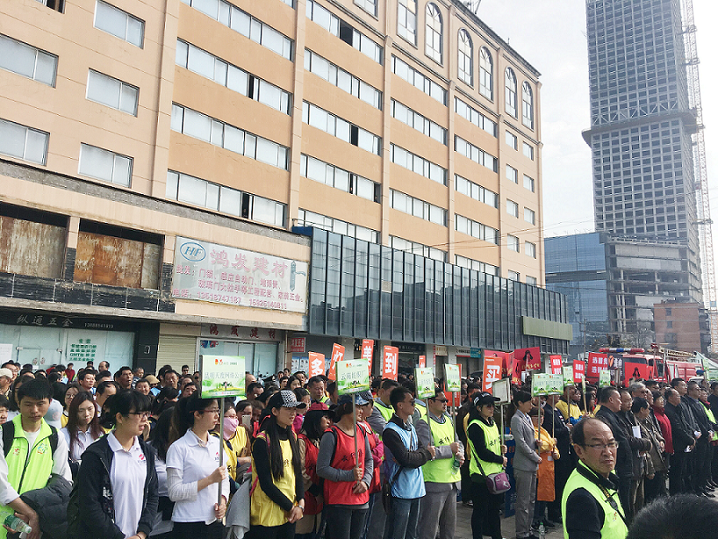 2017年3月5日，是我國第54個學雷鋒紀念日。3月份的春天萬物復蘇，百花齊放。陽光透過淡薄的云層照耀著大地，它的萬道金光愉快地普照著萬物。春風拂面,是那么清柔,那么親切,就像是雷鋒的精神一直溫暖著、鼓舞著我們!